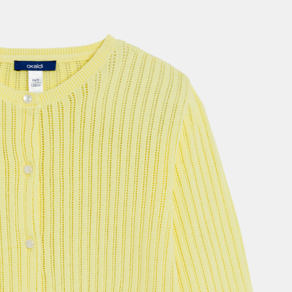 كارديغان بتخريمات، باللون الأصفر للفتيات.